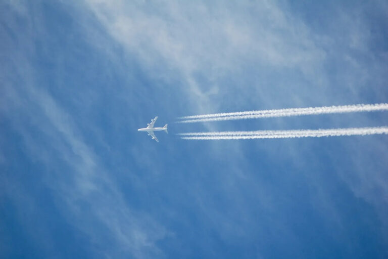 飛行機雲が消えないと雨と言われるのはなぜ？理由は？解説します | 気象予報士のぶやんの学習帳