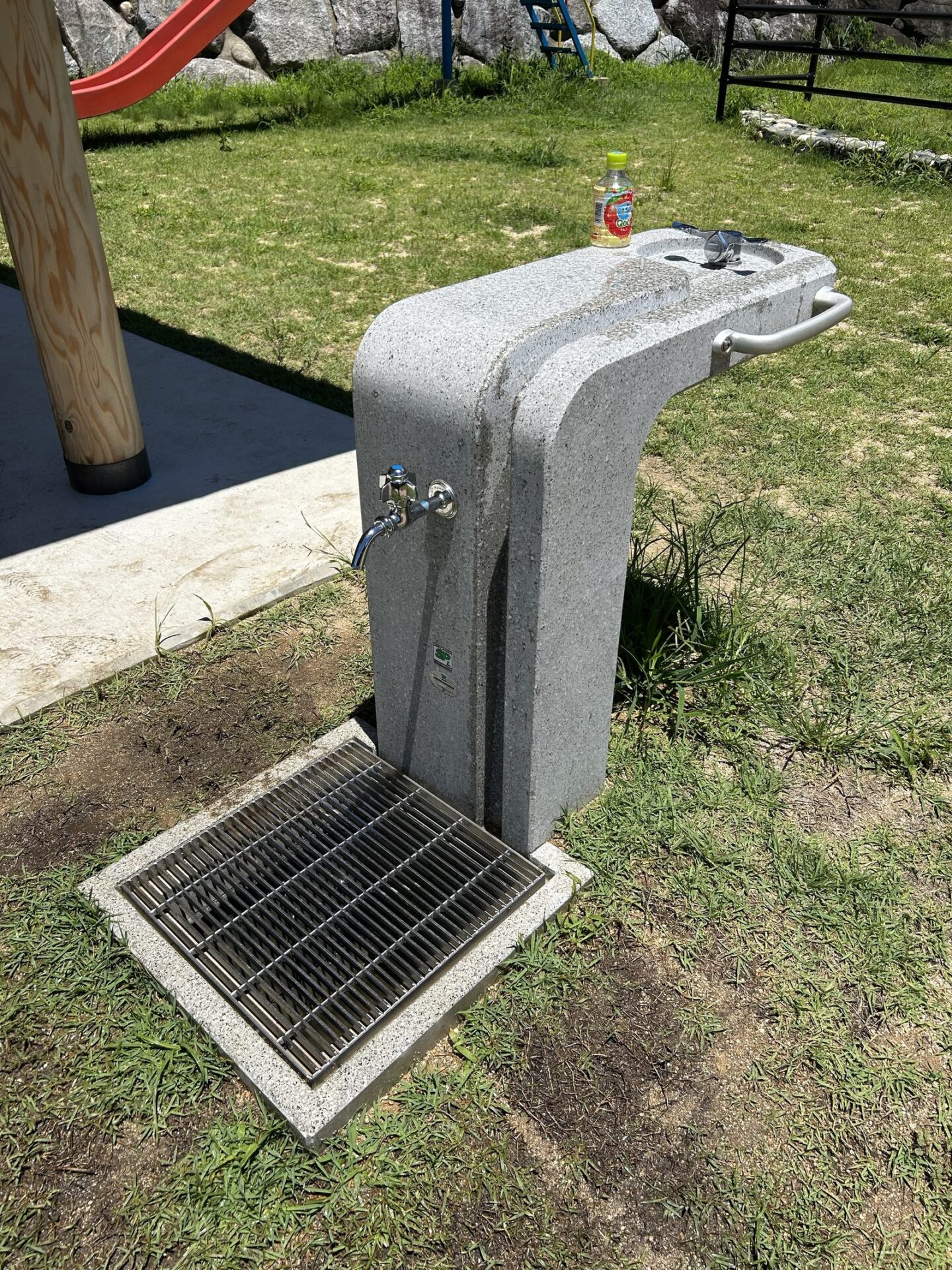 鳴神公園に設置された足を洗える水道