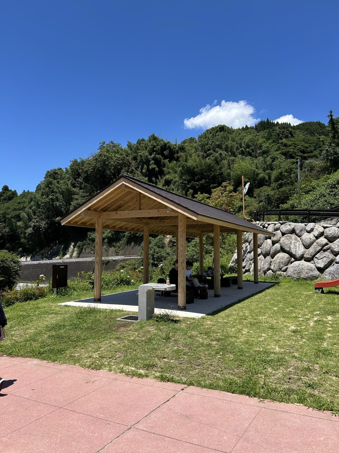 鳴神公園に新しくできた屋根付きの休憩スペース