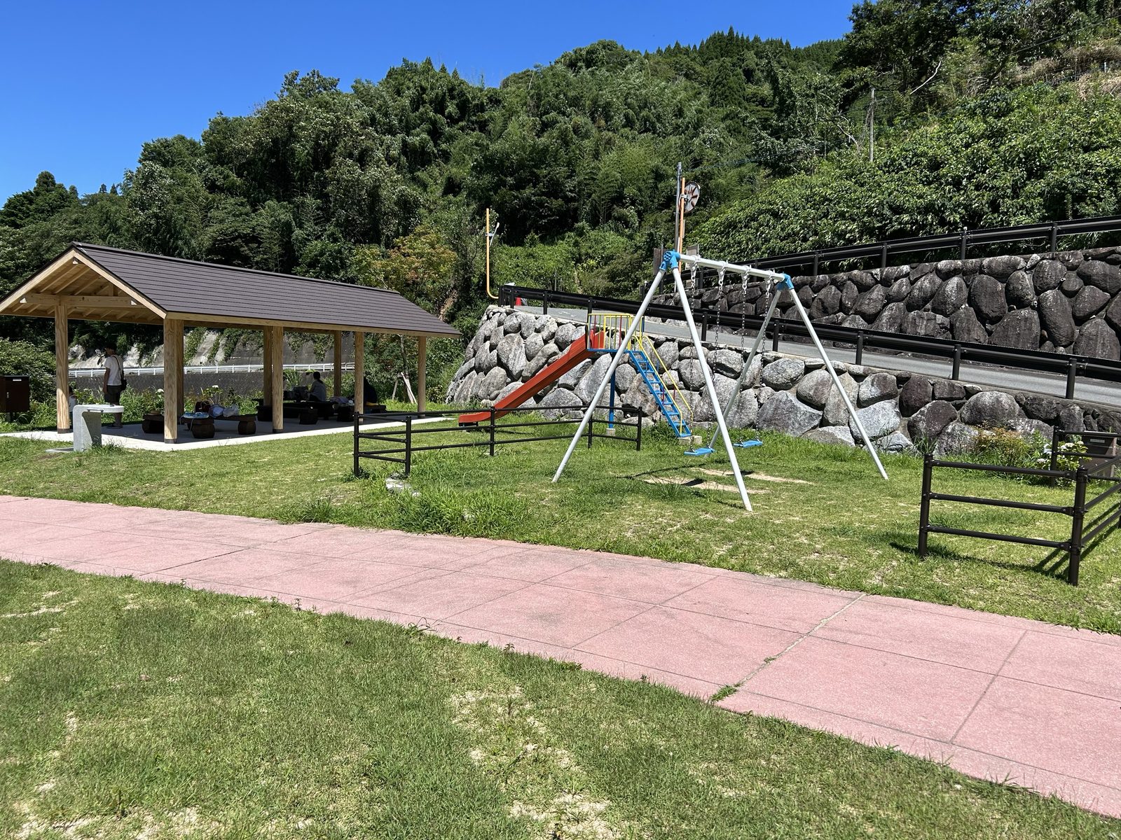 2026年にリニューアルされた鳴神公園の新しい遊具(すべり台とブランコ)